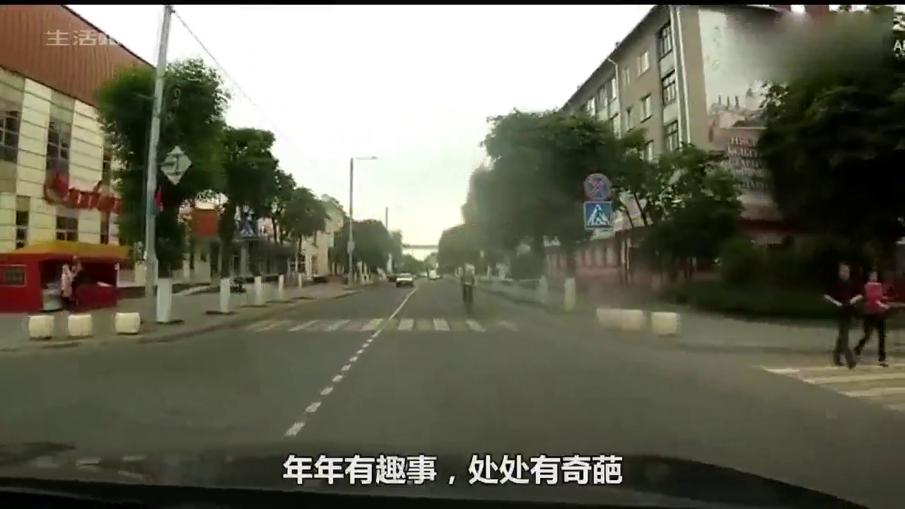 跑车转弯撞倒了摩托车，小哥二话不说追了上去，网友：接受制裁吧