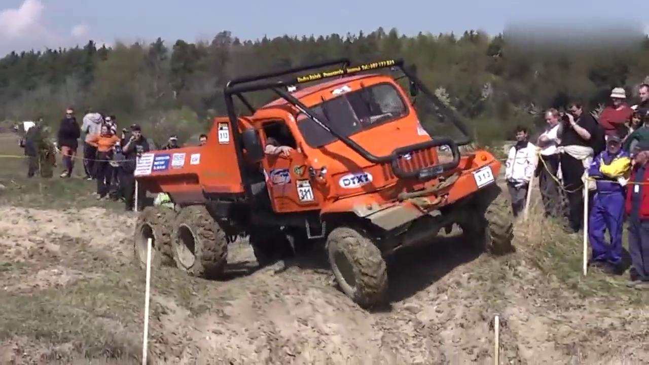 越野玩出新高度，牛人开卡车玩越野！