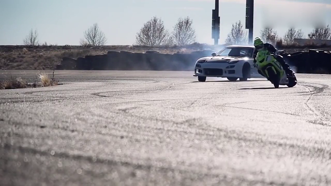 马自达最强跑车和川崎ZX10比漂移，骑士弯腰那一刻胜负已分！