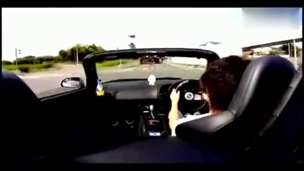 跑车男耍酷，结果发生了惨烈车祸，监控清晰记录下这悲惨的一幕！