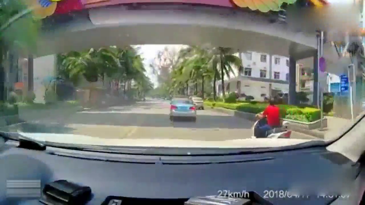 出租车的报应，变道不看后视镜，三秒后车门都打不开了！