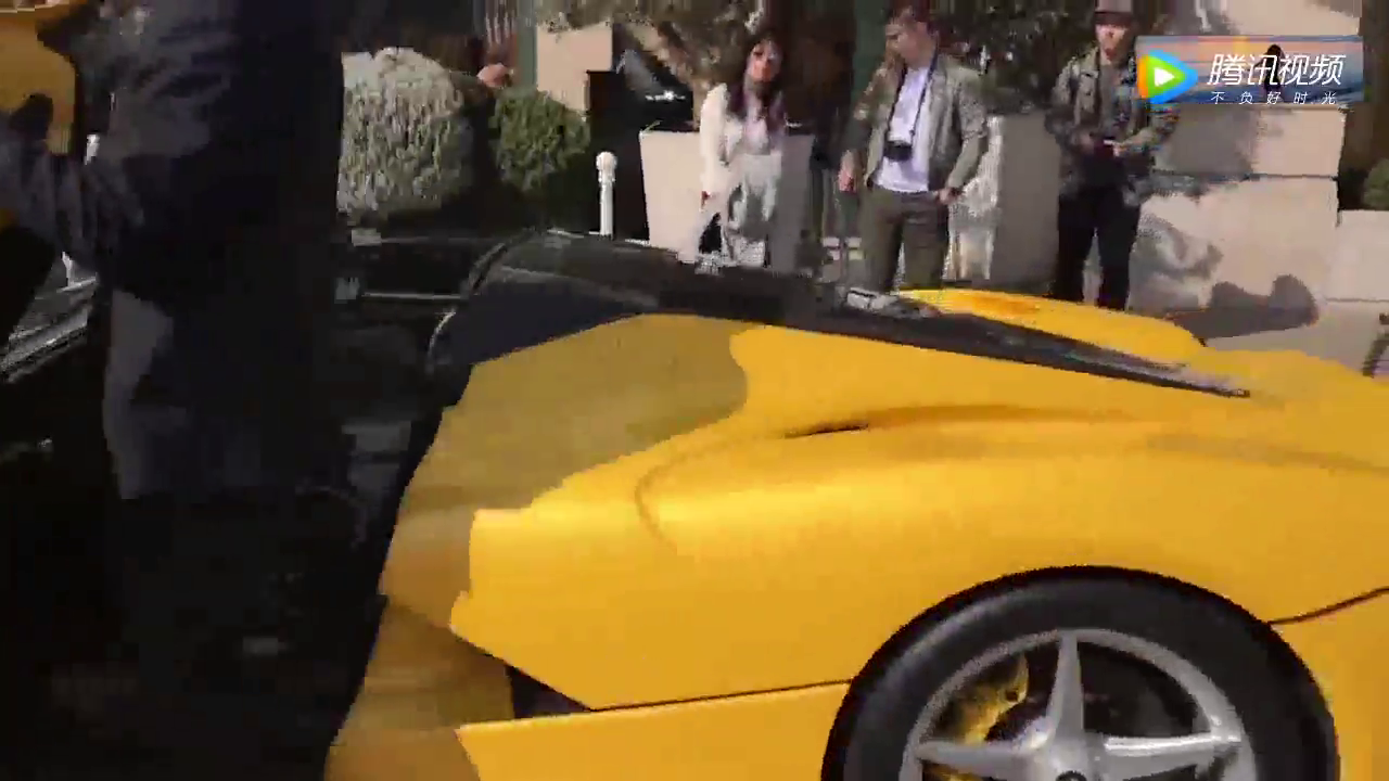 倒车的那一刻，才知道驾驶法拉利跑车有多么潇洒！真是拉风！