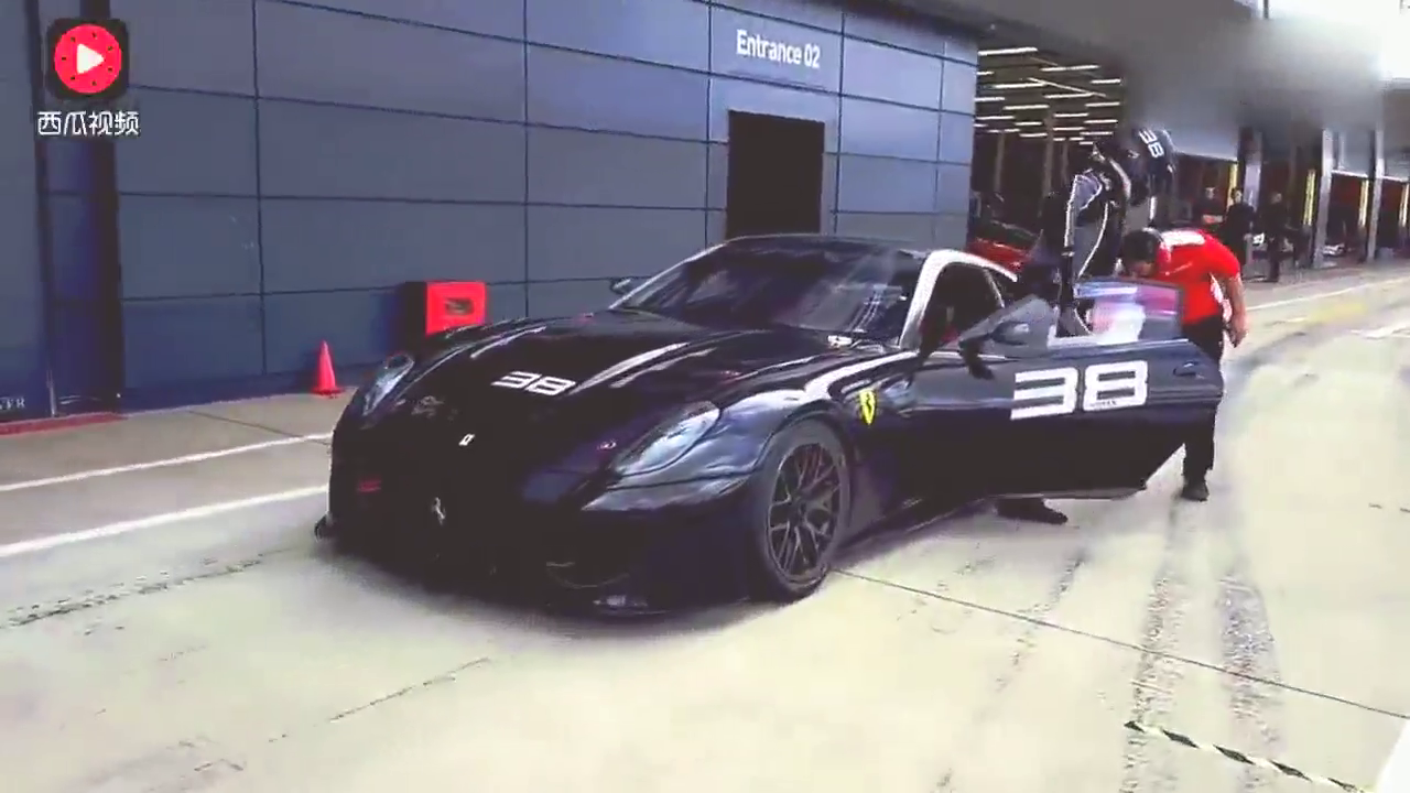 价值5000万法拉利跑车，车主下车的瞬间才知道有霸气