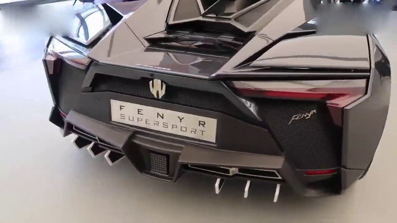 买世界最贵的跑车，打开车门和尾翼后，立马觉得布加迪失去了荣光