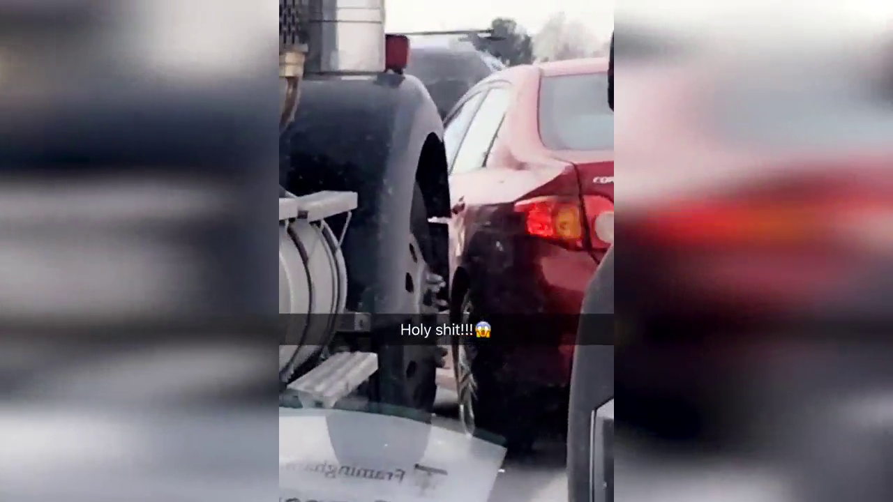 丰田车主执意要在卡车前面插队，结果被全然不知卡车推行