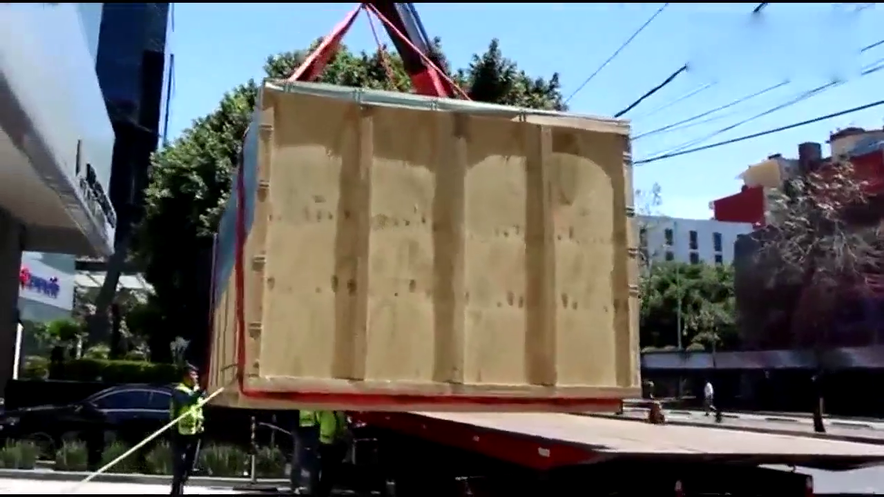 土豪花费5000万定制跑车刚到货，工作人员打开以后彻底傻眼了！