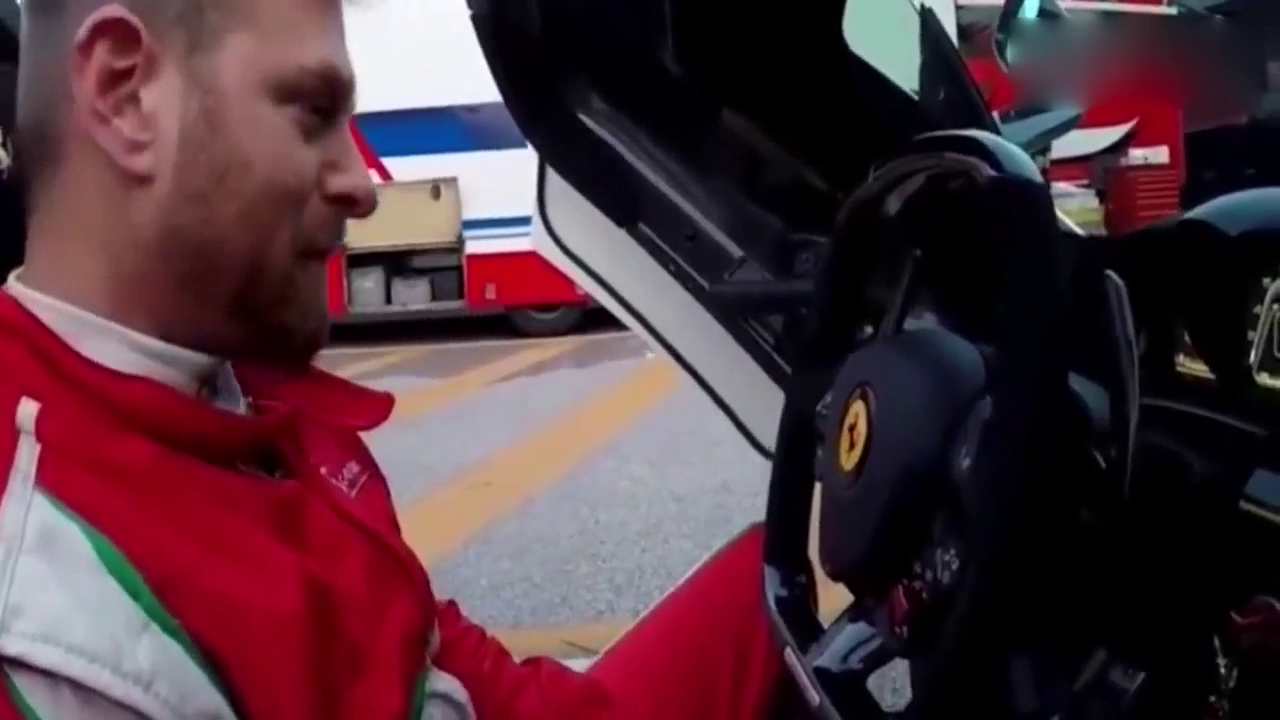 职业赛车手试驾千万的法拉利，这才体现出了超级跑车的价值