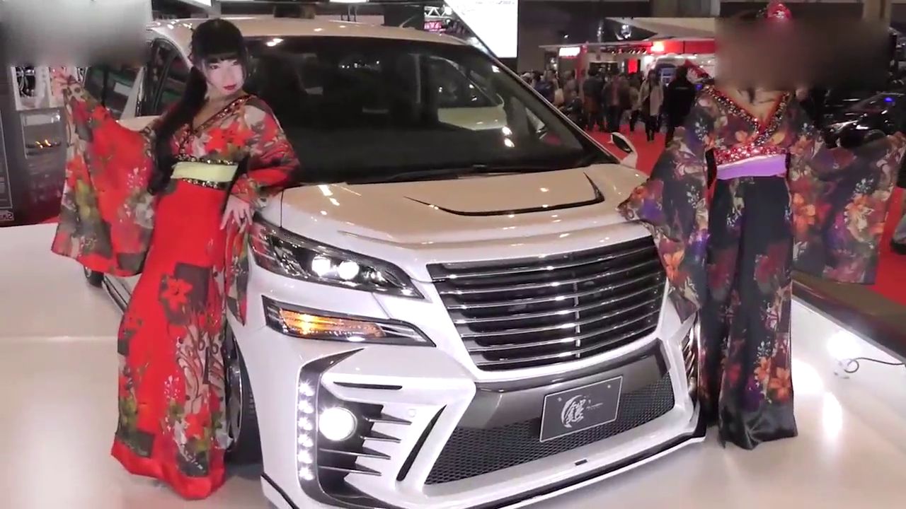 东京车展两位穿和服的车摸，很有日本特色