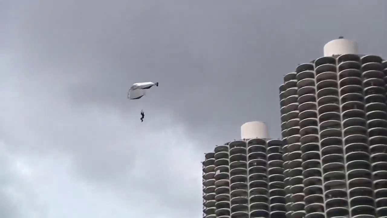 变形金刚3幕后花絮，跑车说炸就炸，枪只能对着空气打