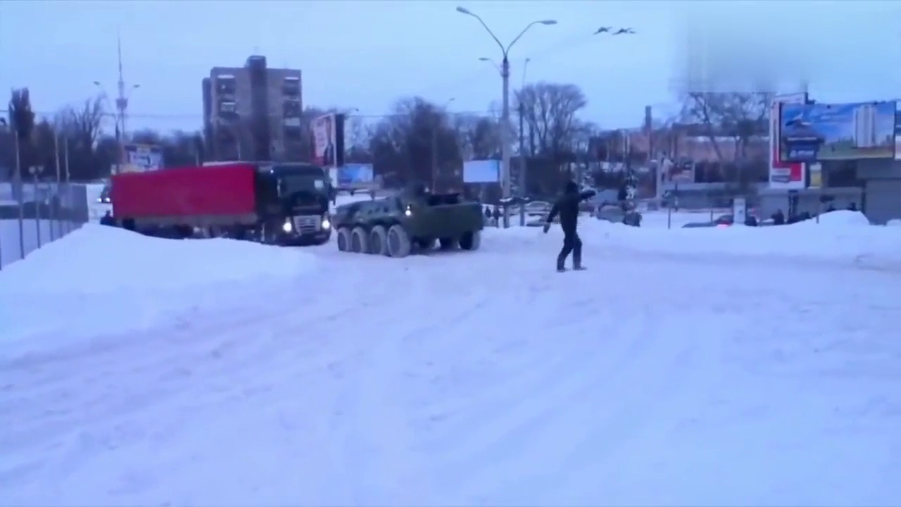 卡车被困，这拖车待遇够司机吹一辈子牛了！