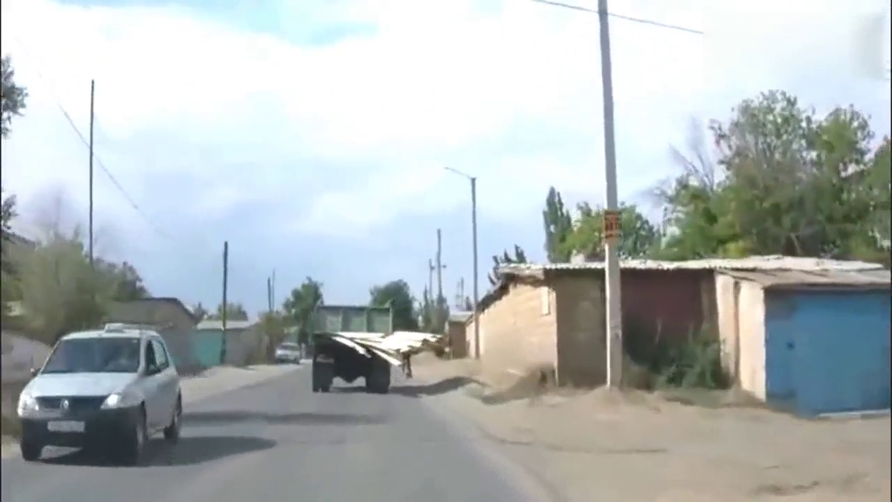 卡车司机太无知了，竟然这么马虎装货，出了事后悔都来不及