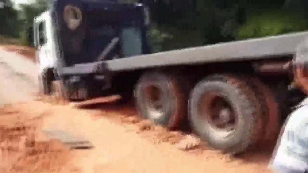 实拍：卡车穿越桥梁高危险操作，佩服勇敢的司机！