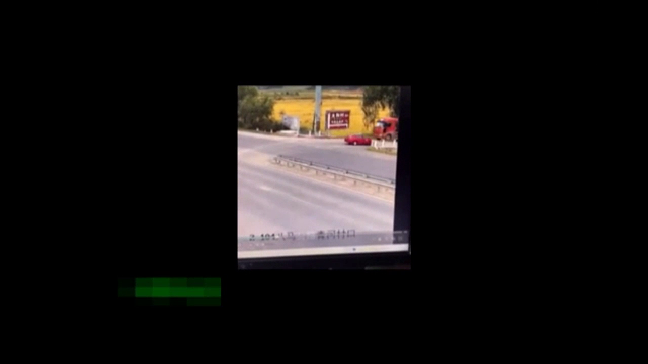 实拍：出租车正面撞击油罐车 实力太悬殊