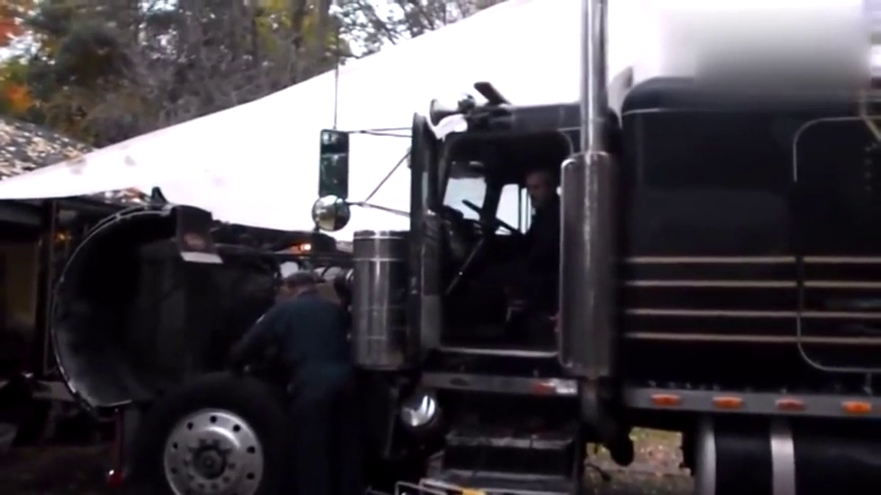 实拍：启动1984年生产的彼得比尔特357卡车