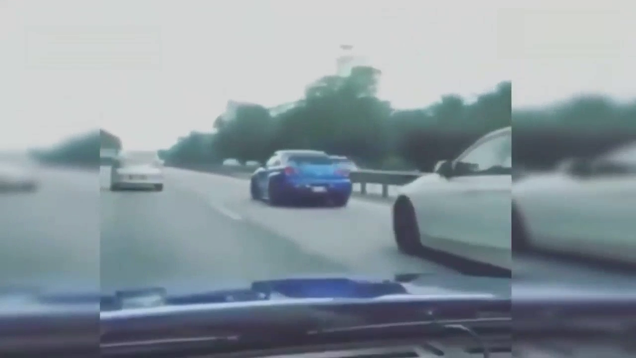 被超级跑车嘲讽真是没招，连尾灯都看不到了