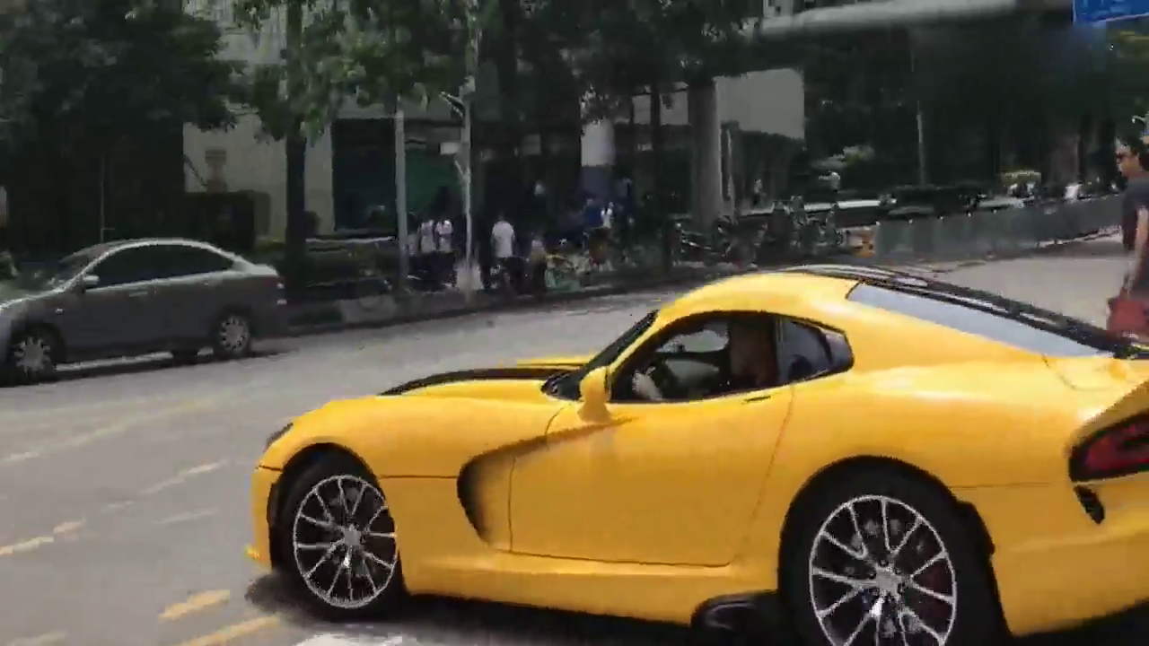 好酷炫的跑车，我竟然叫不出它的名字！