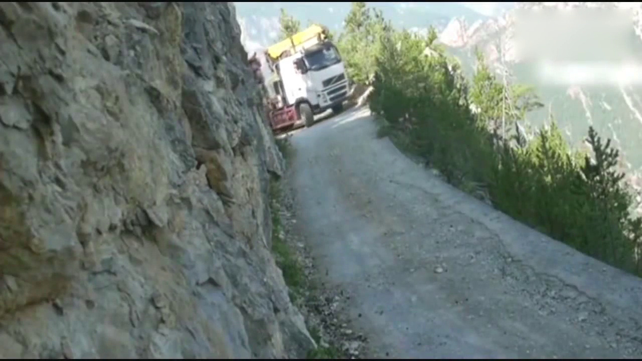 实拍：开着重载卡车穿越只有3米宽的险峻道路，勇敢的司机