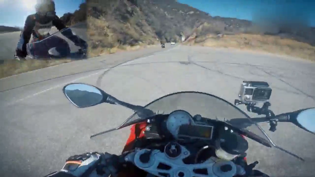 宝马摩托车公路遇到跑车车队，单挑日产gtr，每次抬头都碾压战神