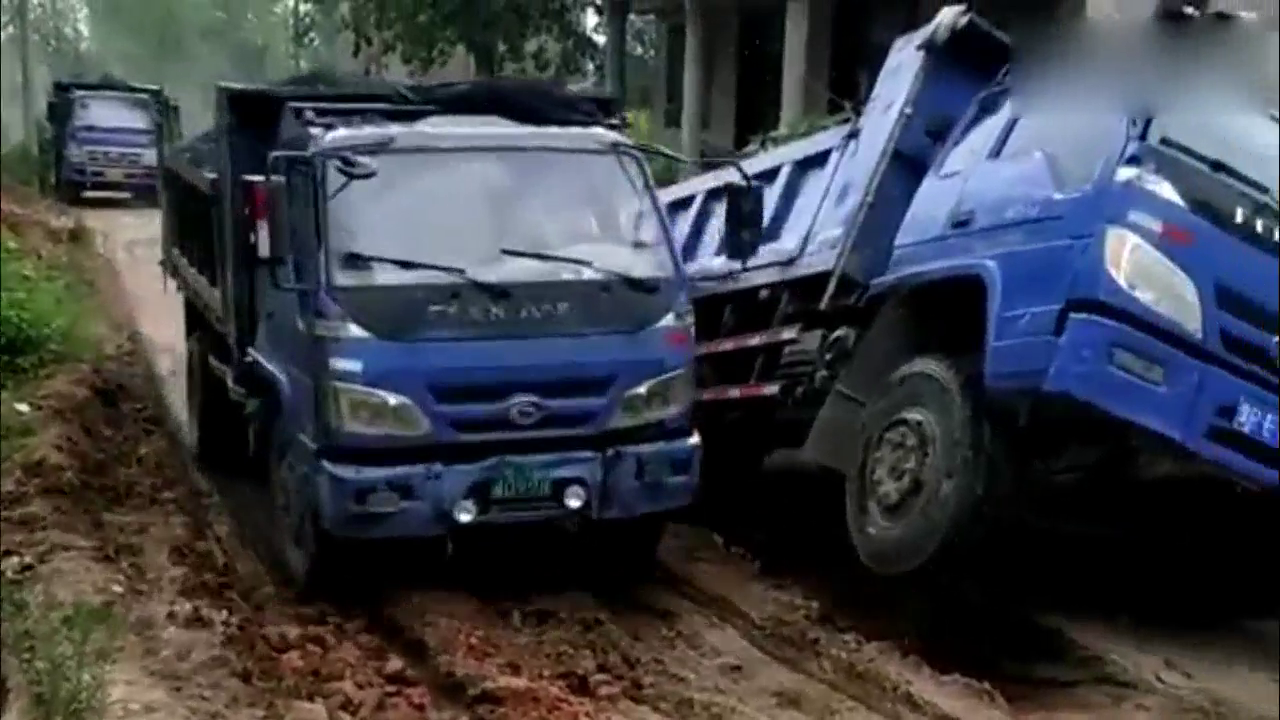 卡车师傅太大意了，等待救援