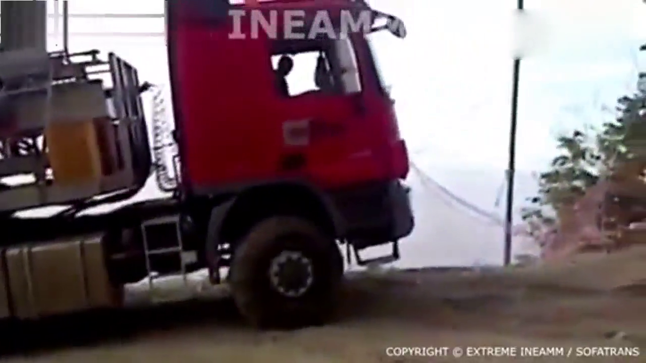 技术真不错 看卡车如何过发卡弯