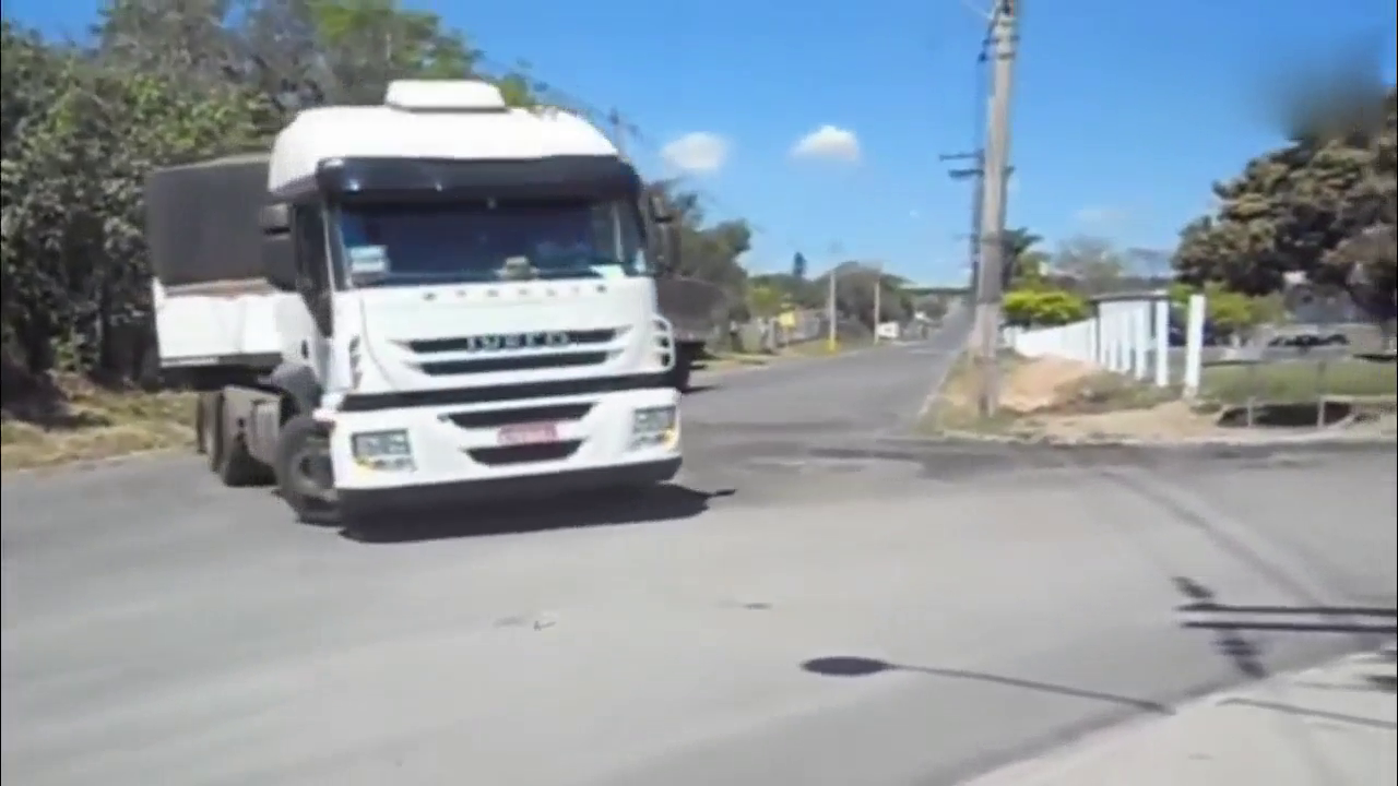 卡车驾驶技术在狭窄的道路