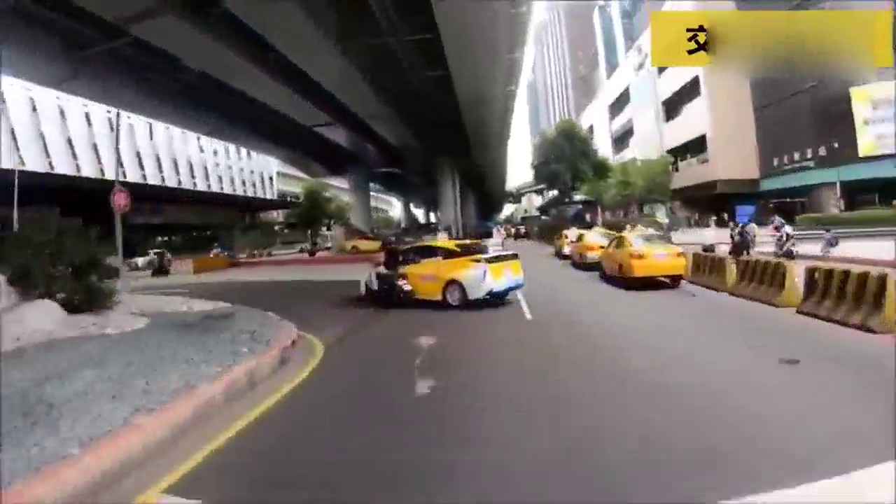 摩托车与出租车相撞，交通事故一则