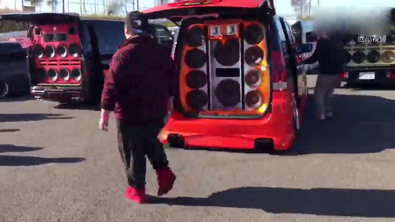 日本大阪改装车 车展，汽车改装音响 车里装满了喇叭