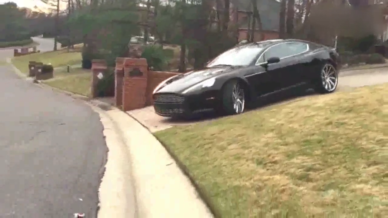 看得见的壕看不见的苦，开跑车遇到个坎，就知道有多尴尬了！