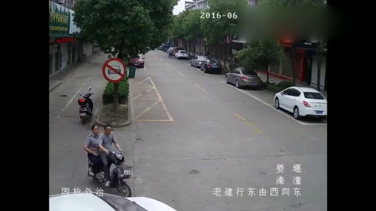 看见女司机倒车还往上怼，这下电动车懵了吧？