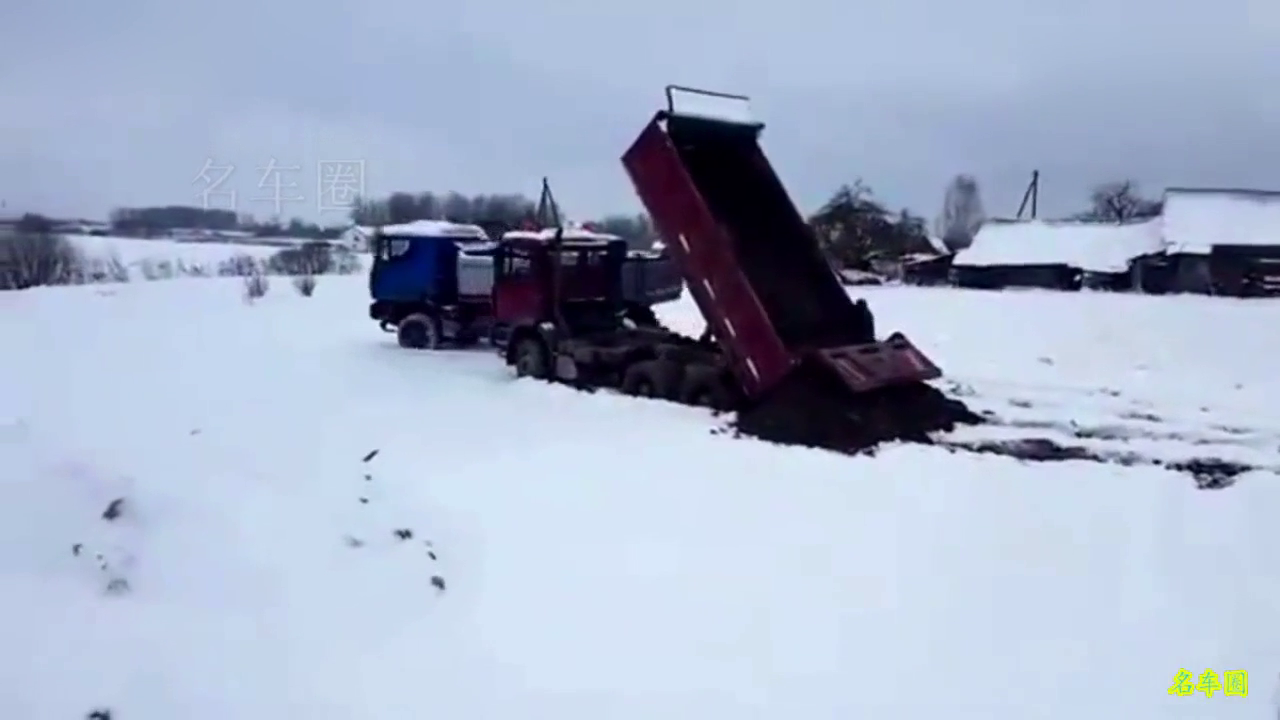 重型卡车被困在泥里 看老司机是如何自救的！