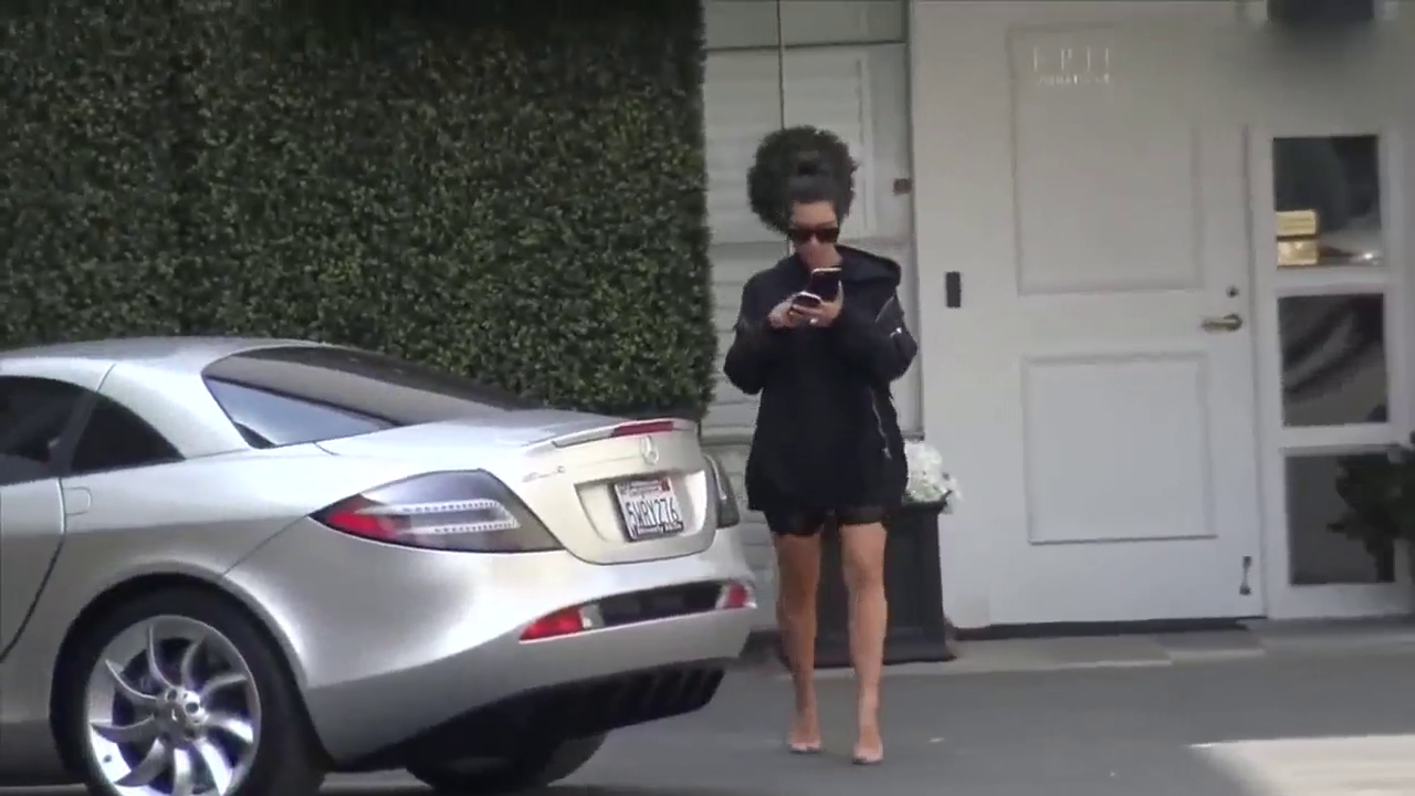 美女踏着模特步缓缓走向奔驰跑车 这才是真正的香车美女！