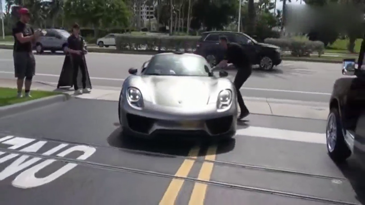 保时捷 918 超级跑车炸街，近距离看看过把瘾！