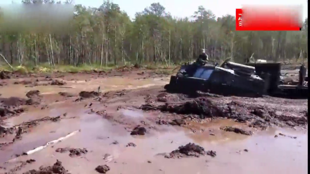 俄罗斯卡车西伯利亚荒原越野，淤泥2米深，反复尝试，无奈等救援