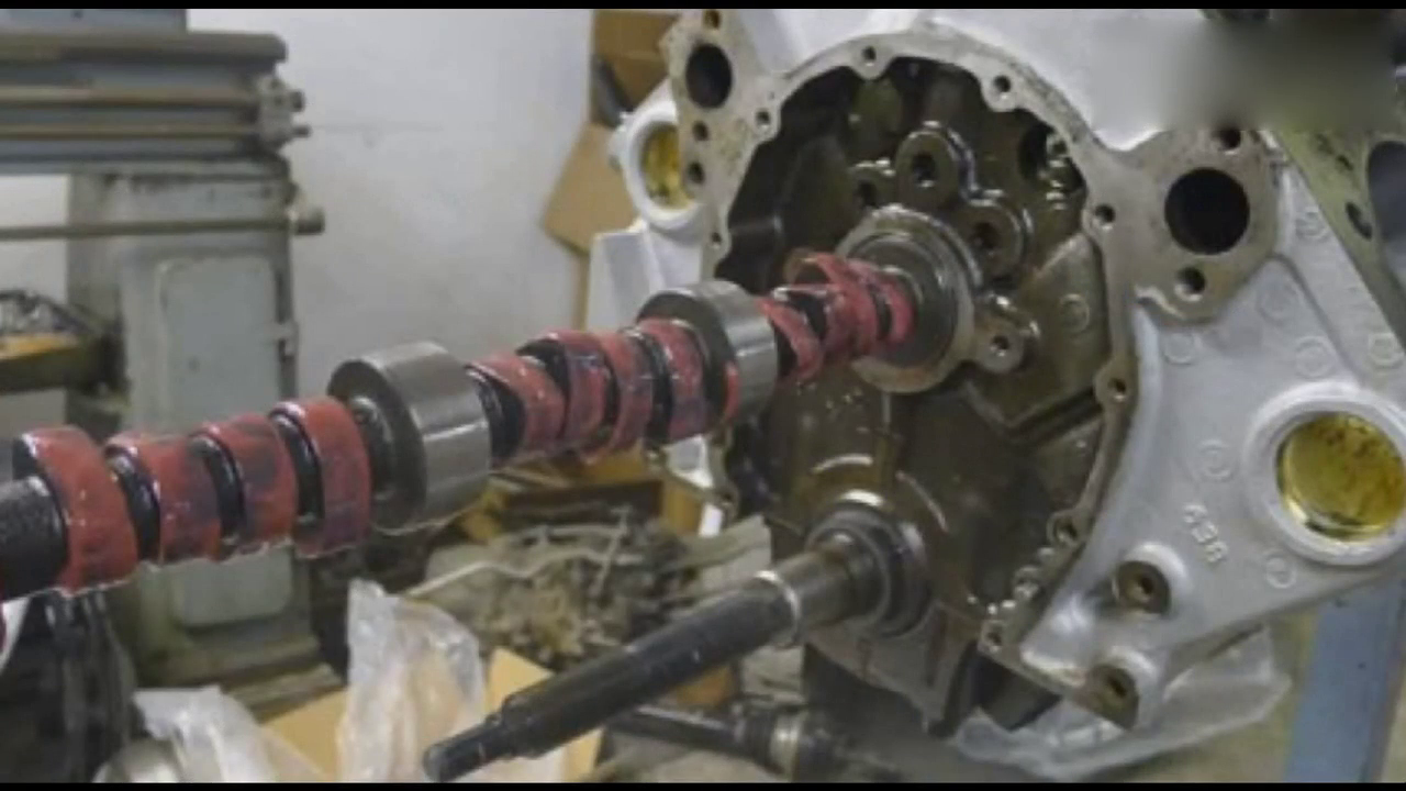 修车工小伙买汽车零件打造了一辆V8跑车，最后卖了200万