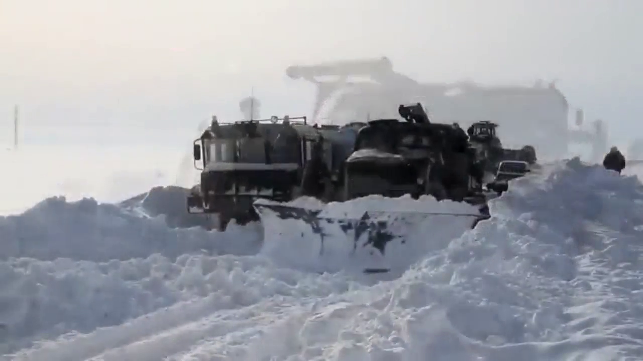 俄罗斯雪地最大运载工具卡车超载运输