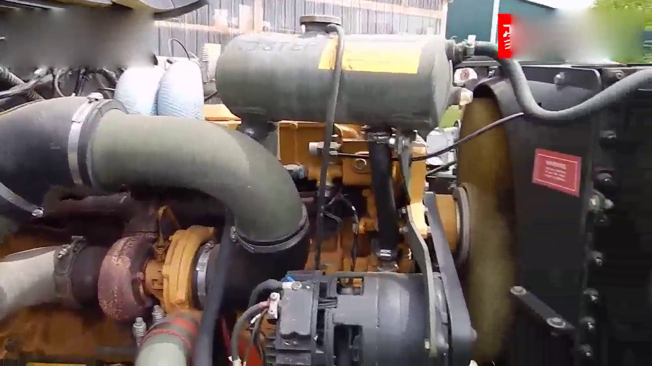 国外军用越野车大卡车，动力强还自带绞盘，看看驾驶室是什么样子