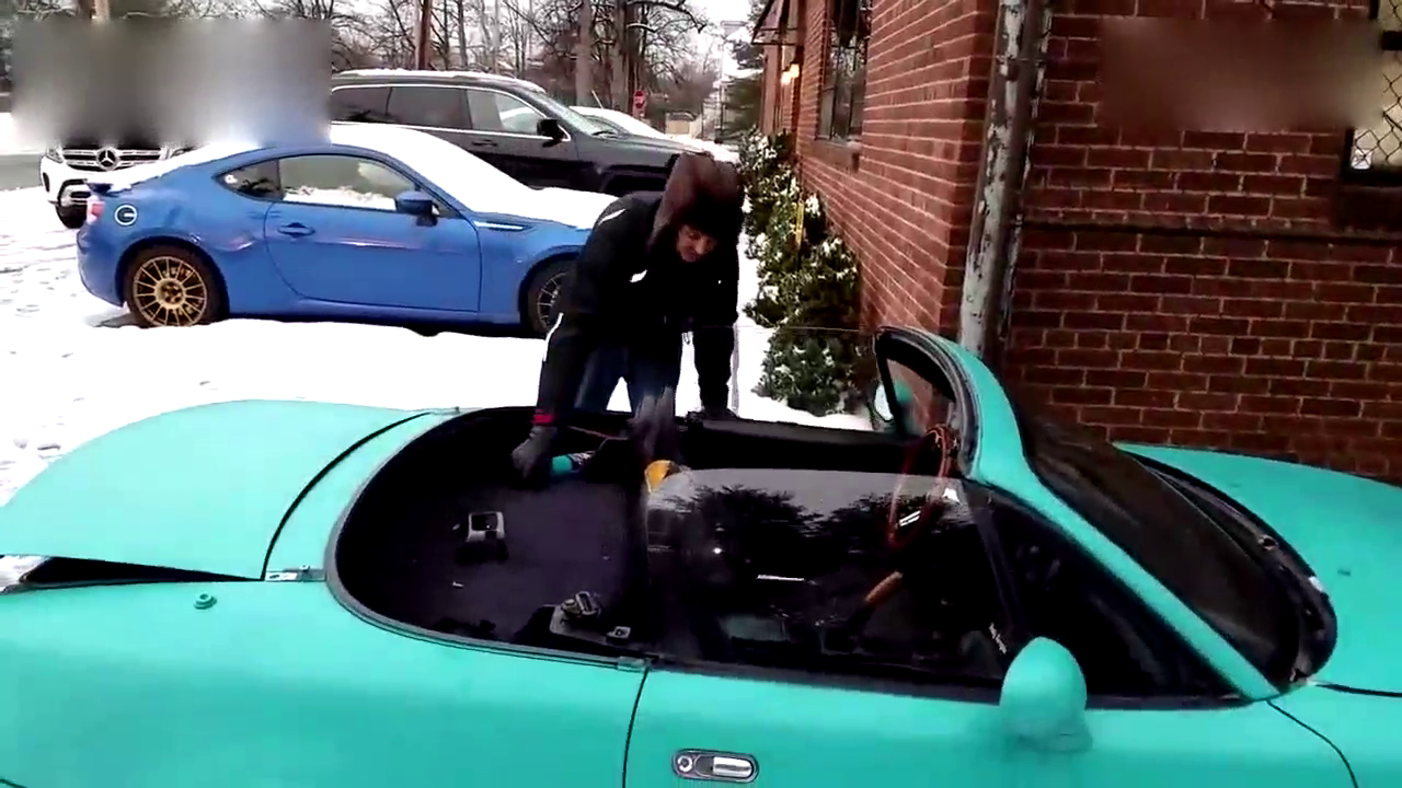 土豪下雪天开马自达敞篷跑车装B，半天点不着火 接下来被打脸了