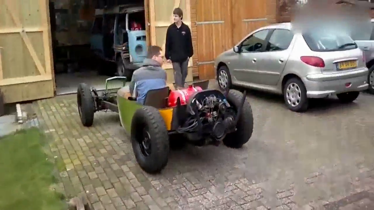 国外小伙改装了一辆敞篷车，用浴缸做车身，跑两圈试试！