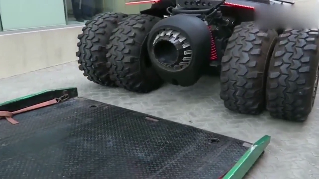 土豪定制的跑车刚刚到货 倒车的那一刻才知道难度有多大