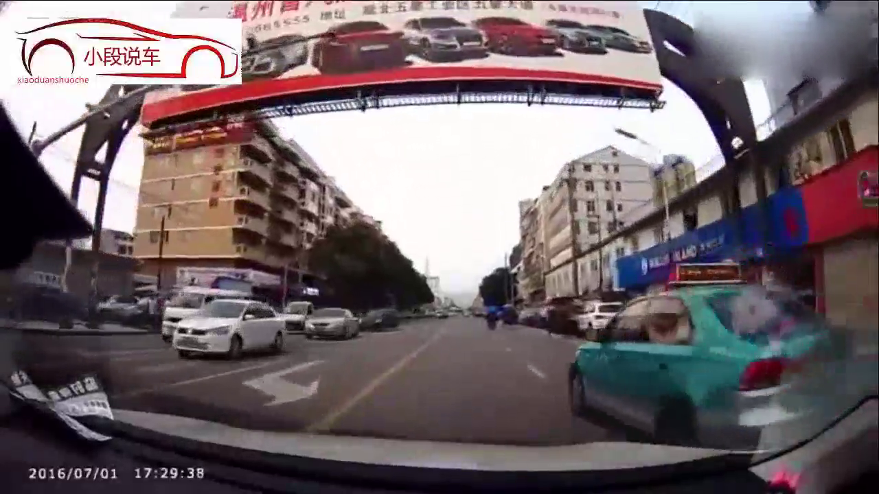 出租车一个甩头躲过电动车，接下来的一幕，让我泪崩