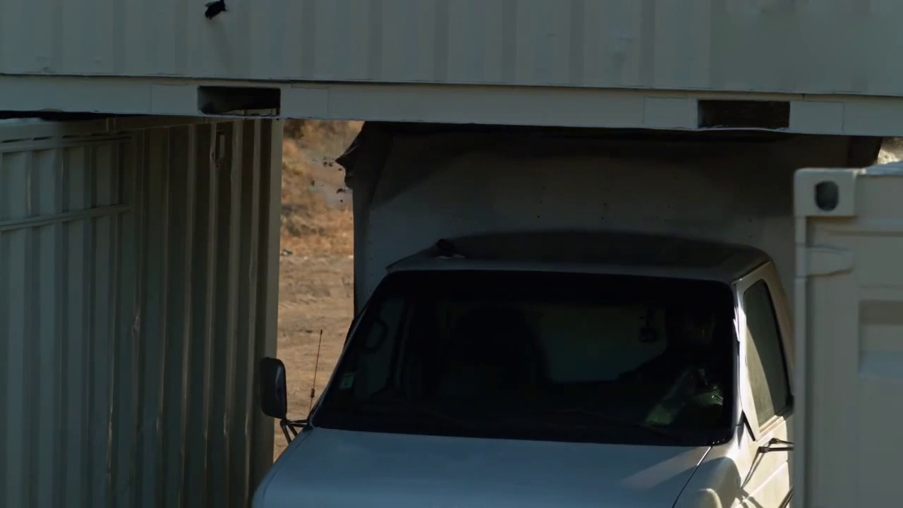 卡车快速通过低的桥过程