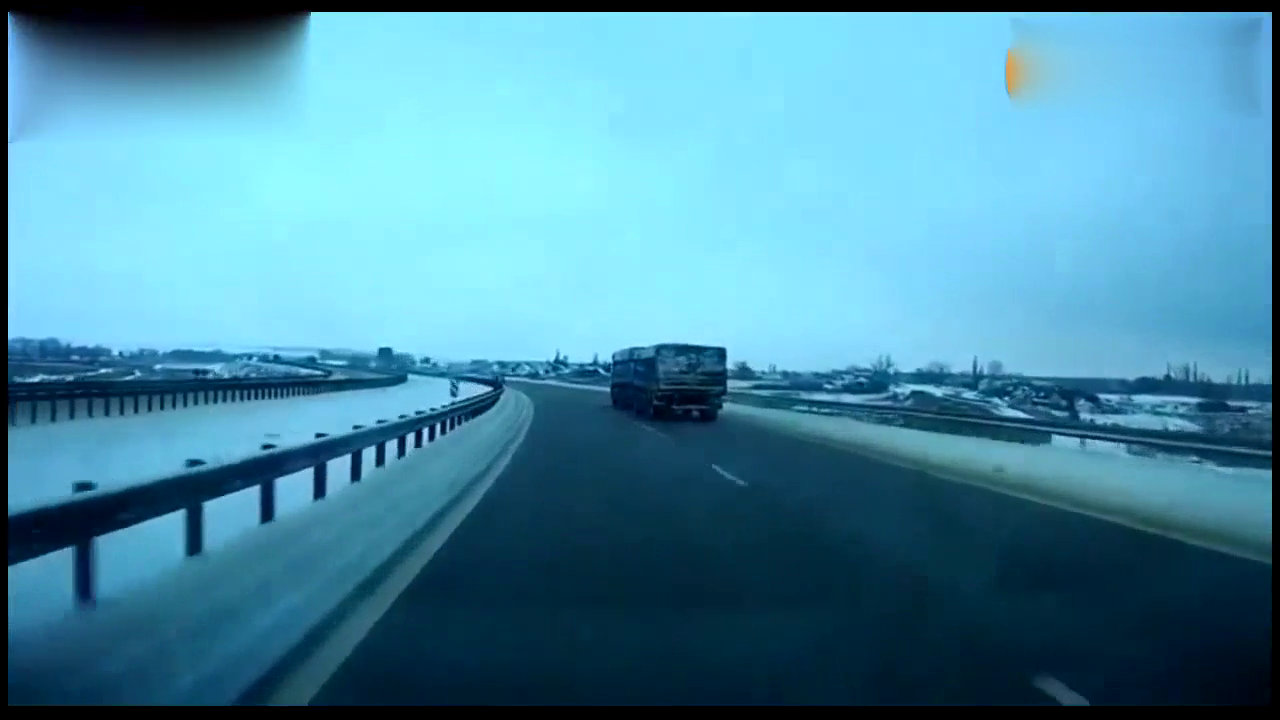 卡车老司机看见前方有事故，他使出神龙摆尾车技，我跪着看完了！