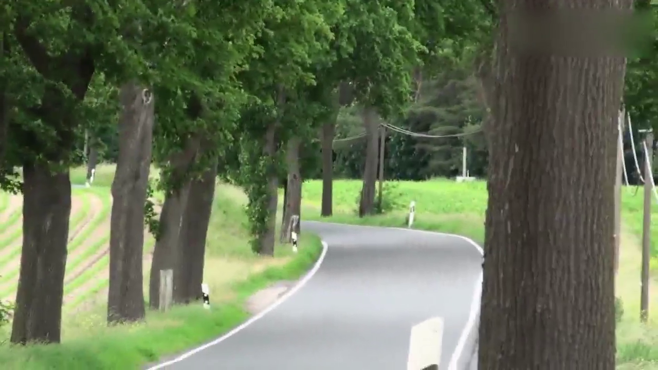 出租车靠边靠边 后面有车队，哇 好长