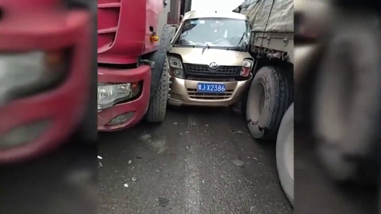 卡车司机在路上拍下的一段视频，十秒之后才知道什么叫做老司机