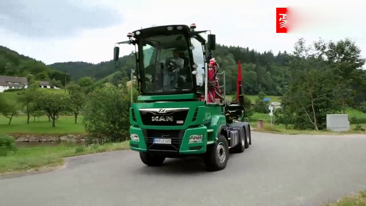 有了这辆卡车一个人就可以上山拉木材了