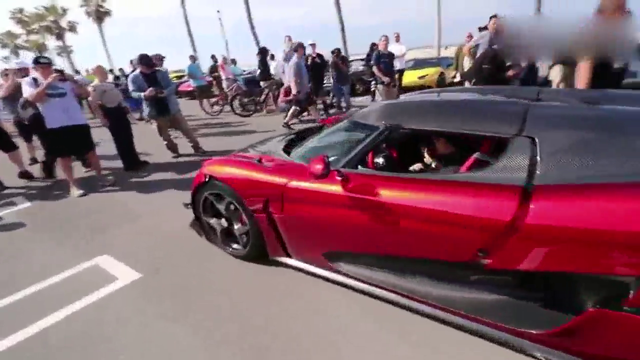 不愧是全球最快的跑车，变形都敢这么张狂！