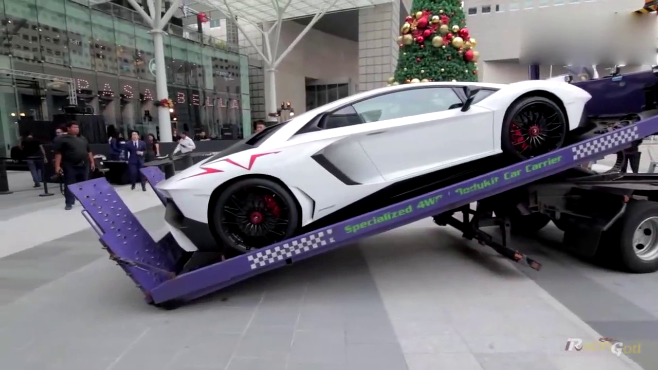 专用卡车向客户交付兰博基尼Aventador
