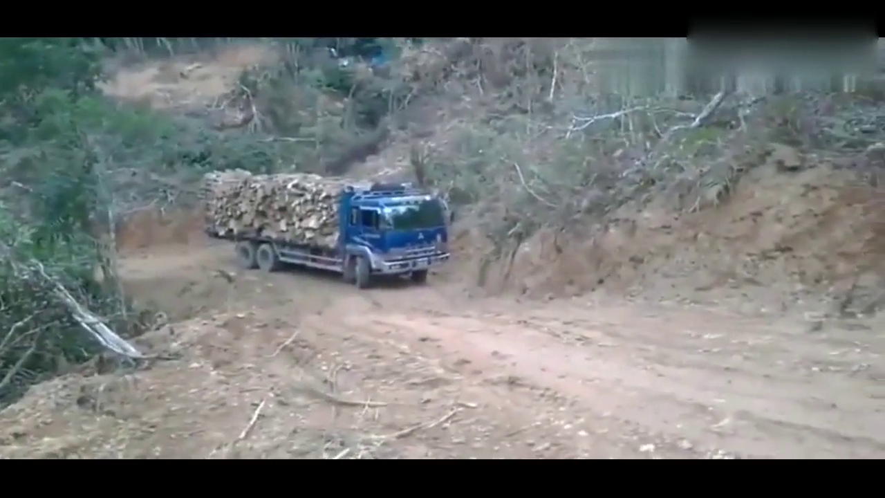 世界上没有神车，只有神司机，看看这卡车玩的