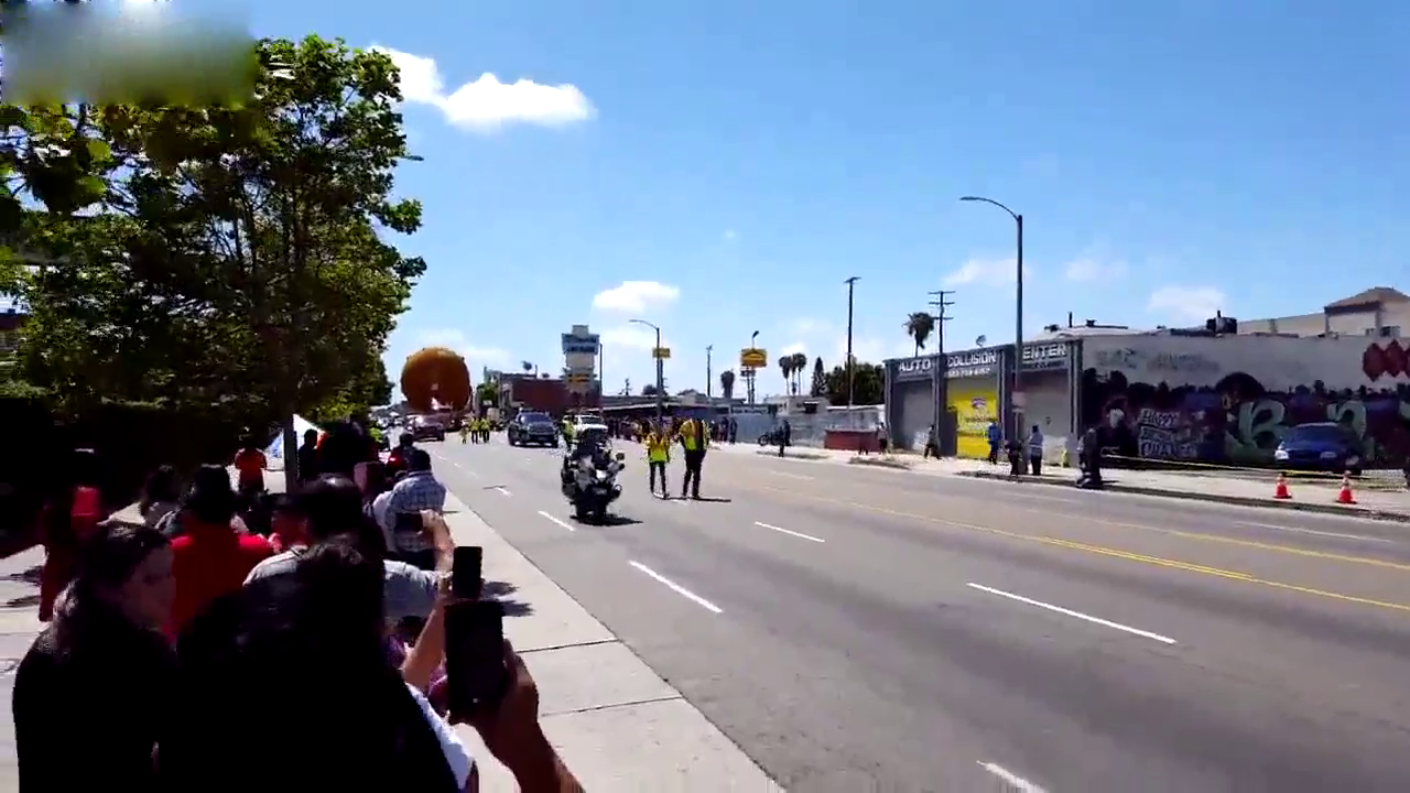 看擎天柱大卡车运输航天飞机燃料上路,霸气啊