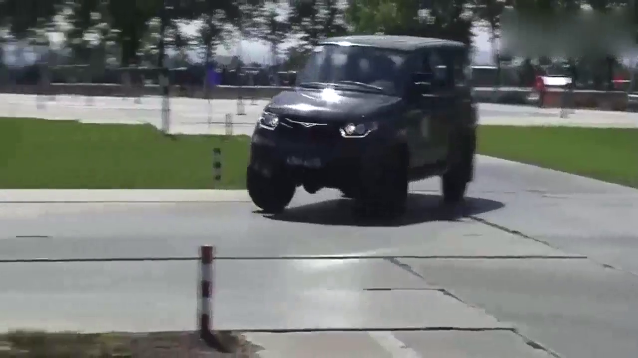 看军用卡车的极限测试，这避震很厉害，用来越野肯定不错